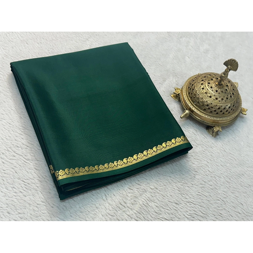 Generic Women's Crepe Chit Pallu Solid Saree With Unstitched Blouse 5.5Mtr (Green) Generic Women's Crepe Chit Pallu Solid Saree With Unstitched Blouse 5.5Mtr (Green)