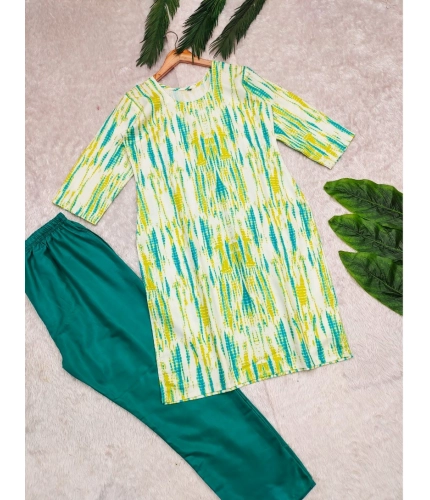 Generic Women's Rayon Printed Round Neck 3-4th Sleeve Kurti With Pant Set (Green) Generic Women's Rayon Printed Round Neck 3-4th Sleeve Kurti With Pant Set (Green)