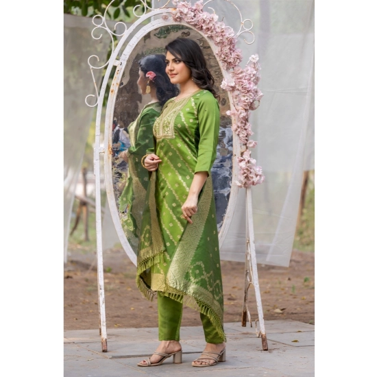 Generic Women's Polyster Printed Round Neck Kurti with Pant and Dupatta Set (Green) Generic Women's Polyster Printed Round Neck Kurti with Pant and Dupatta Set (Green)
