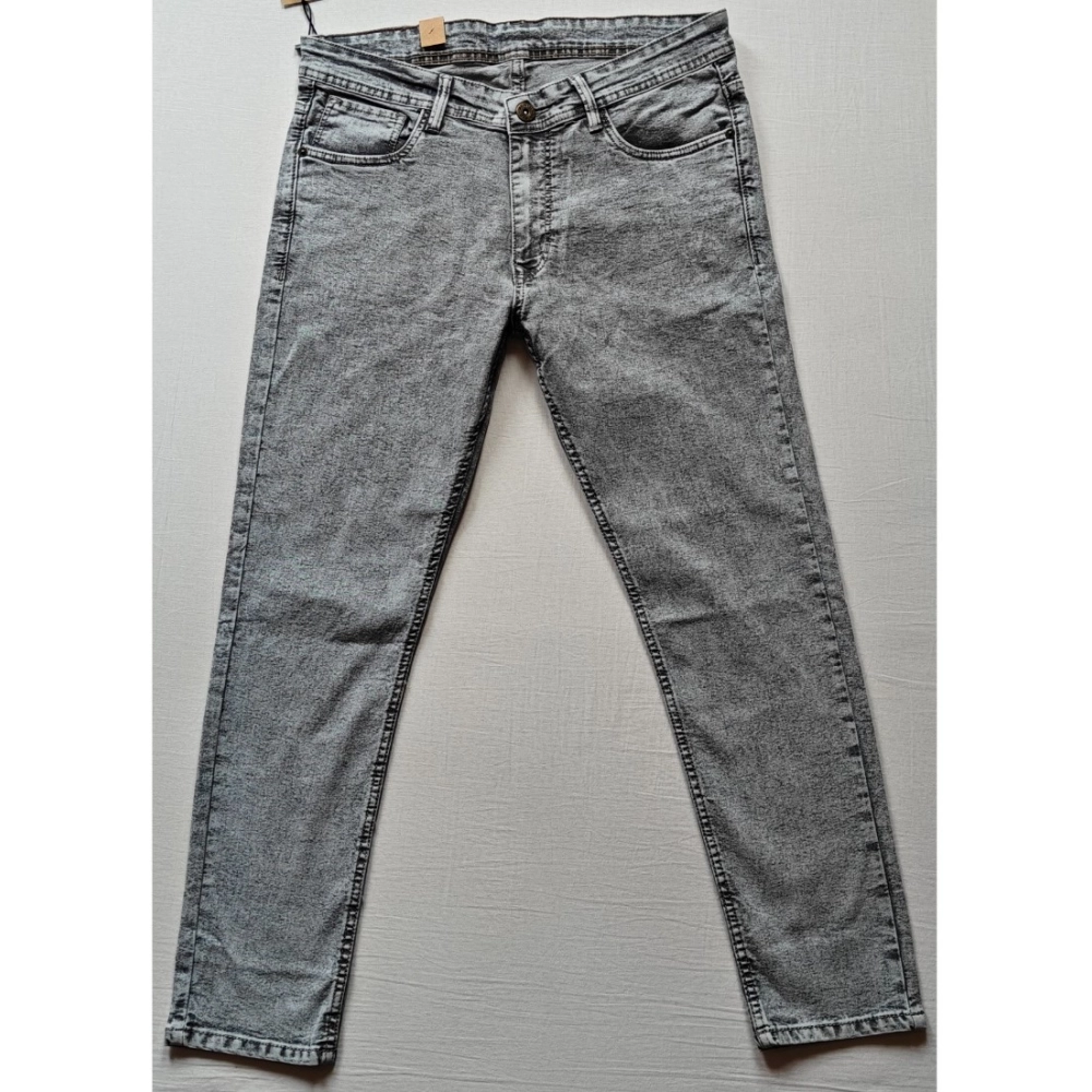 Generic Men's Cotton Blended Solid Tapered Jeans (Grey) Generic Men's Cotton Blended Solid Tapered Jeans (Grey)