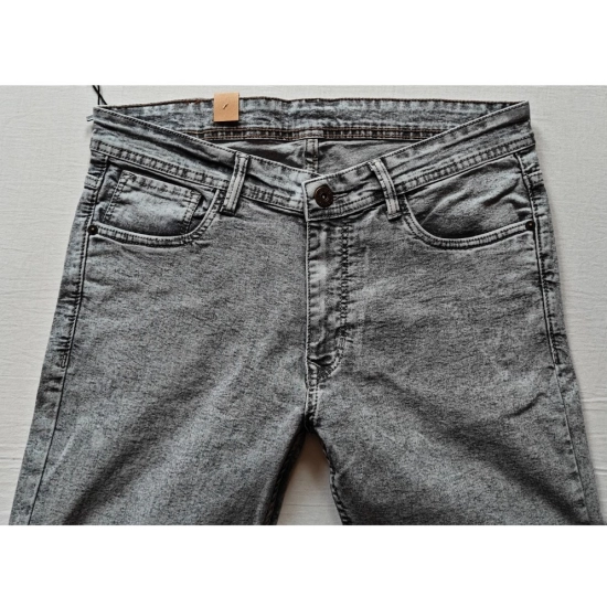 Generic Men's Cotton Blended Solid Tapered Jeans (Grey)