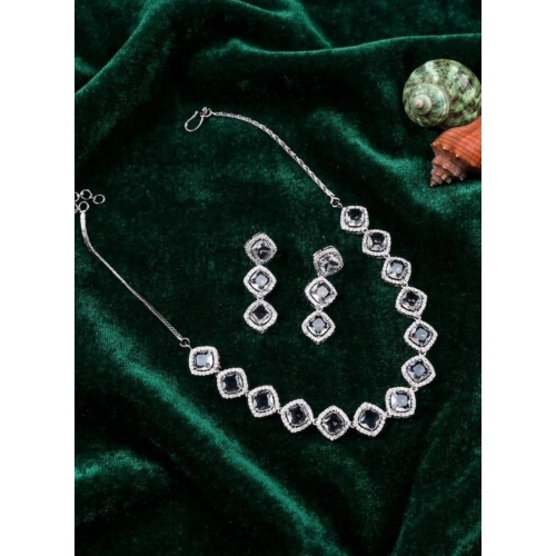 Generic Women's Brass Silver Plated Necklace set (White)